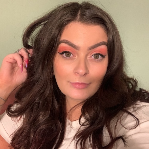 Meet your Posher, Traci - Picture 2 of 3